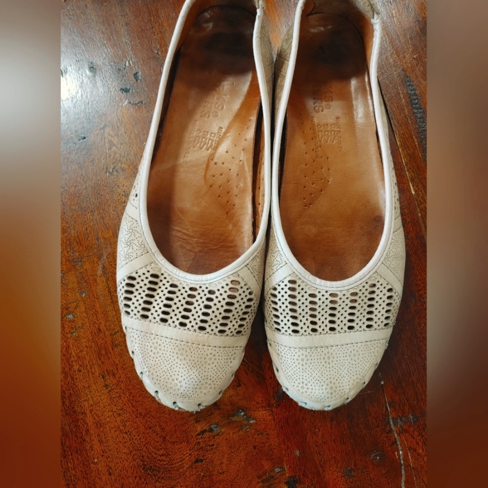 $20 START! Volks Beige Leather Flats ~ Size 40
